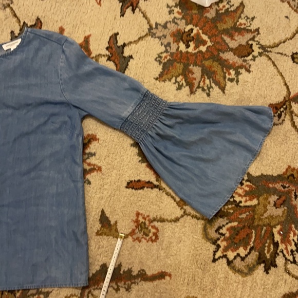 BeachLunchLounge Lightweight Denim Top Flared Sleeves SZ M - Picture 2 of 12